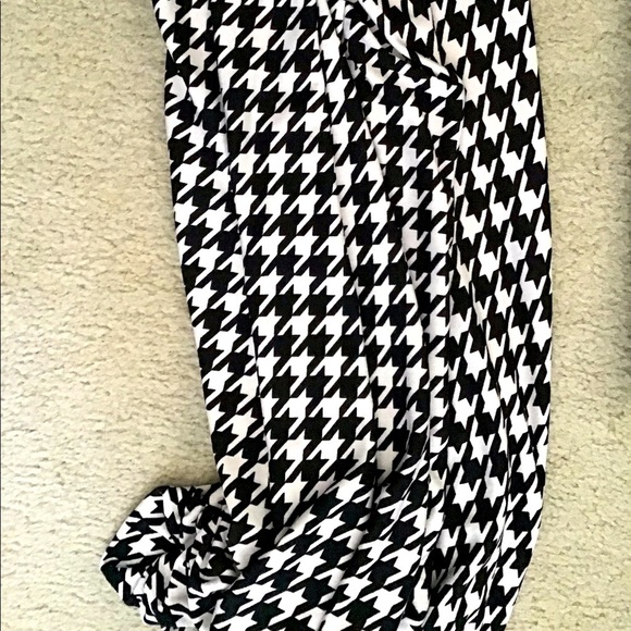 Houndstooth patterned infinity scarf - Picture 1 of 3
